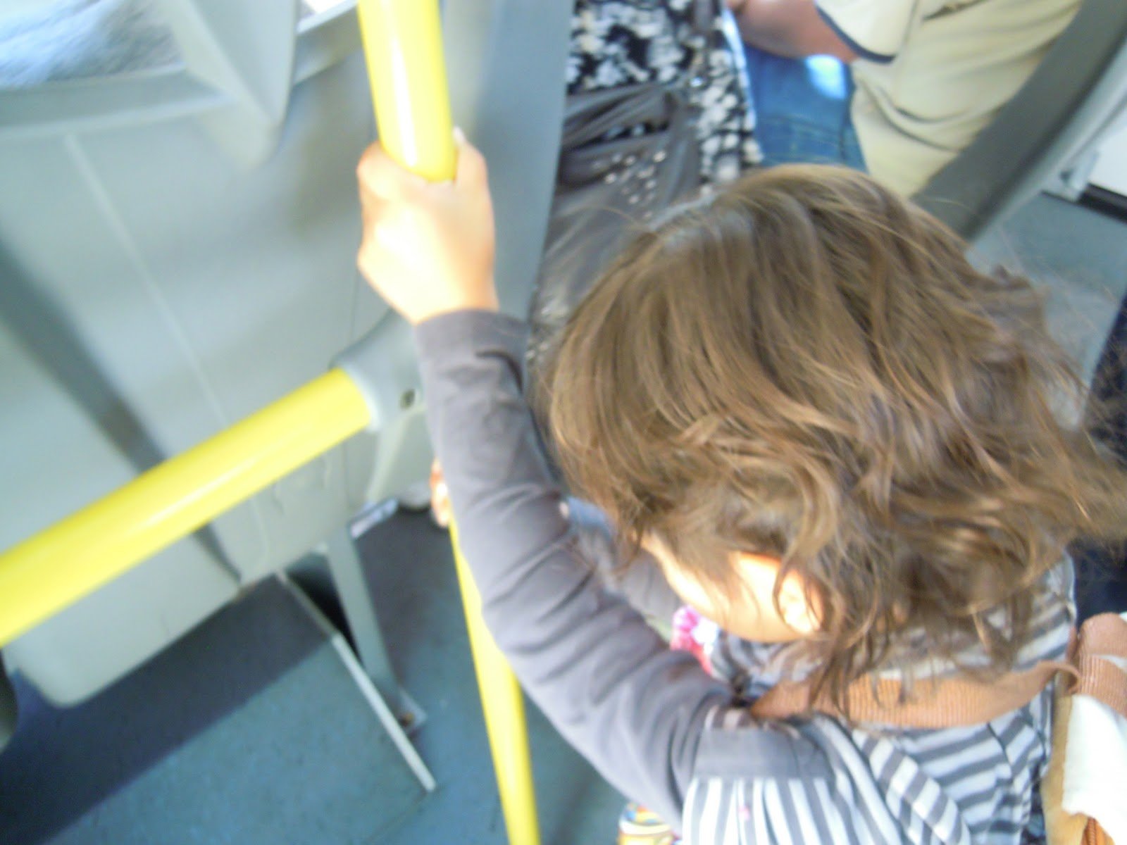 Video: la importancia de agarrarse del tubo en el Metro