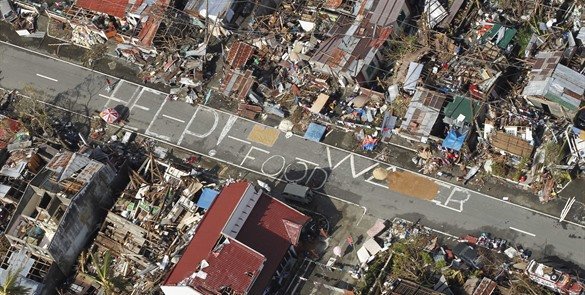 Saquean almacén de arroz en Filipinas, tras el tifón Haiyan