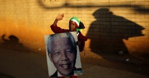 Nelson Mandela sigue enfermo y sólo se comunica por signos