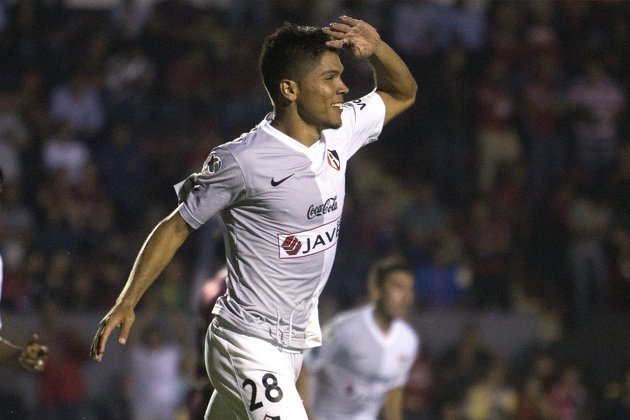 Futbolista trabaja en su tiempo libre en una gasolinera
