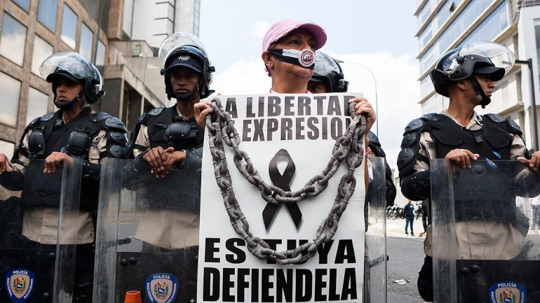 Periodistas venezolanos exigen a Maduro poder comprar papel periódico