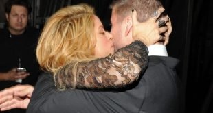 El beso apasionado de Shakira a Gerard Piqué - Fotos
